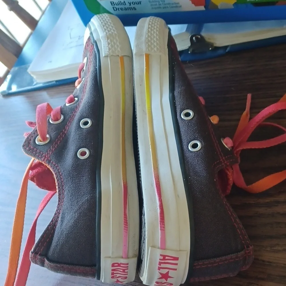 Converse Black and Pink SZ 6, multicolor tongues